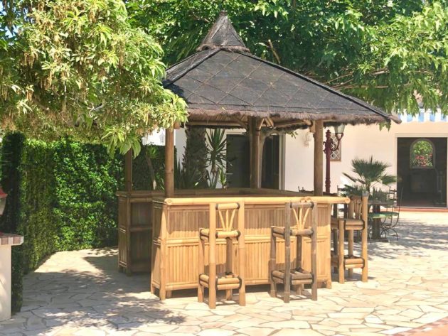 Abri de jardin en bambou bar
