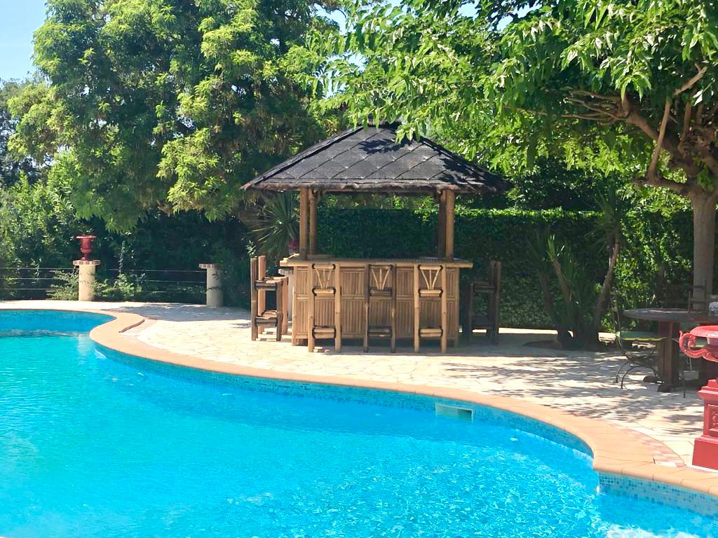 Abri de jardin en bambou bar en bord de piscine